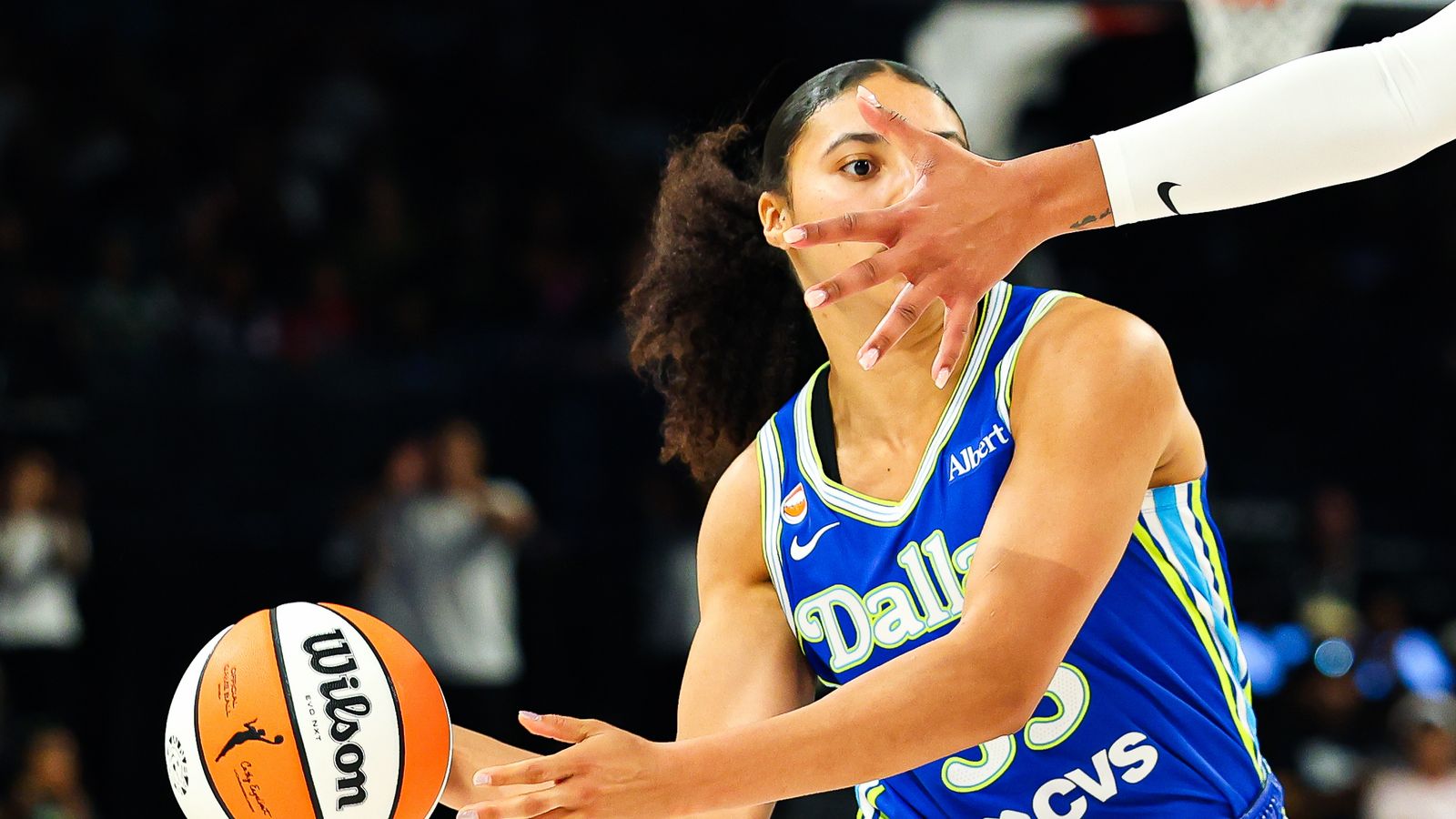 Azzi Fudd prepares to pass in a matchup with the Aces.