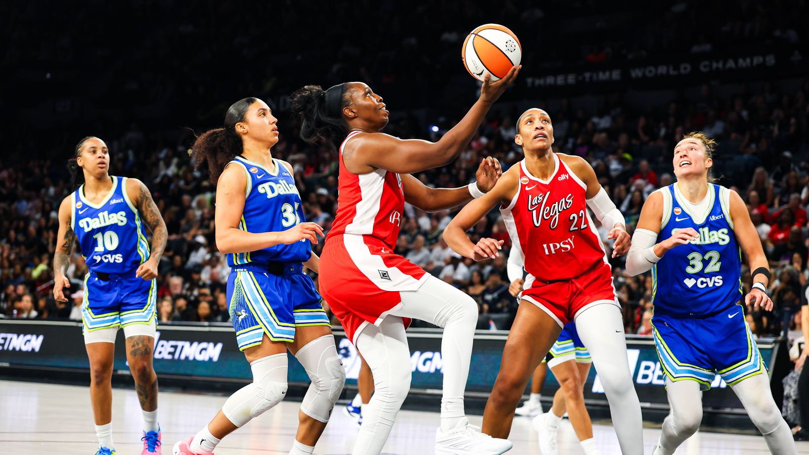 Chelsea Gray drives to the basket in a game against the Wings.