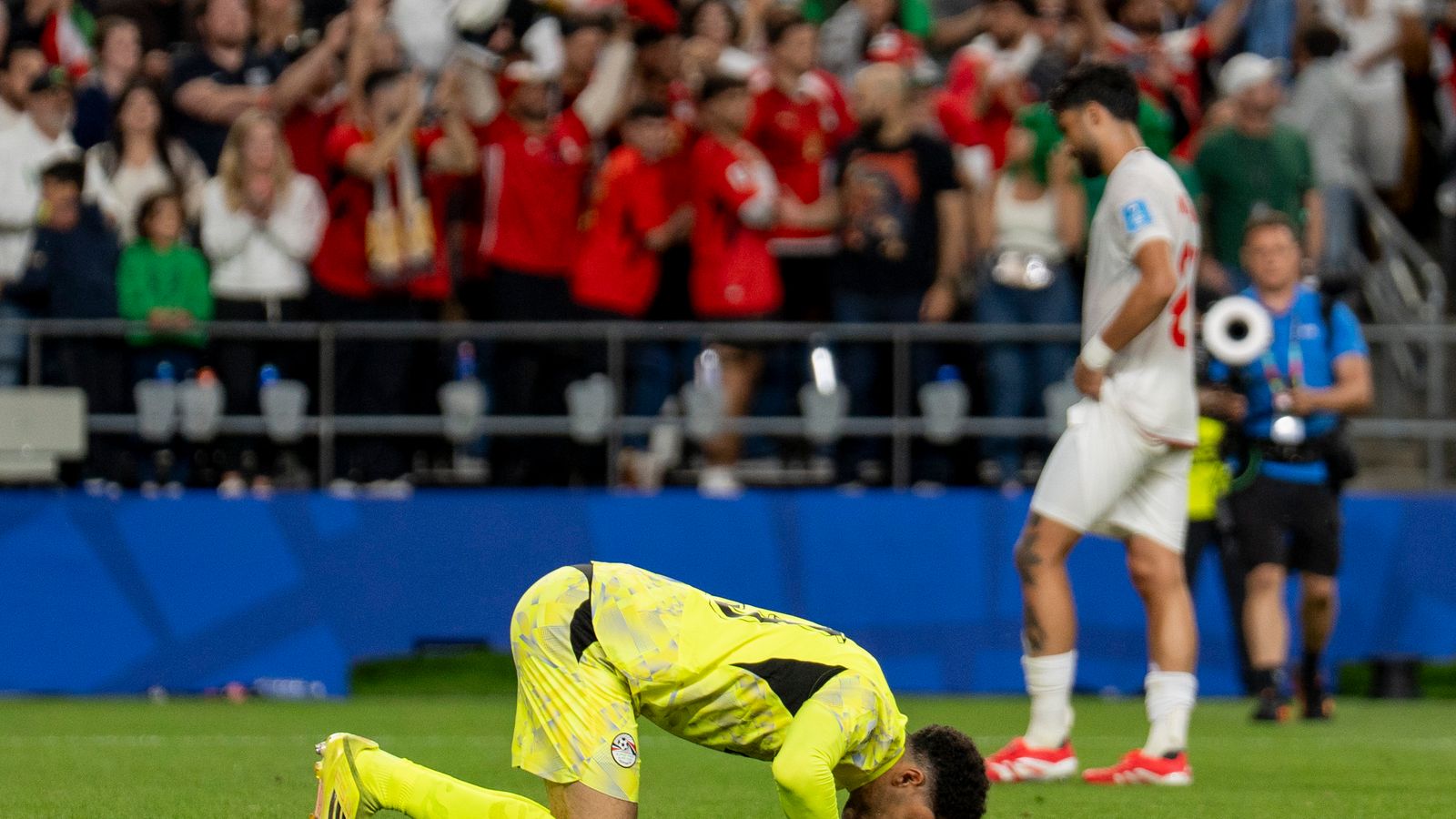 Mostafa Shobeir thanks fans post-match against Iran