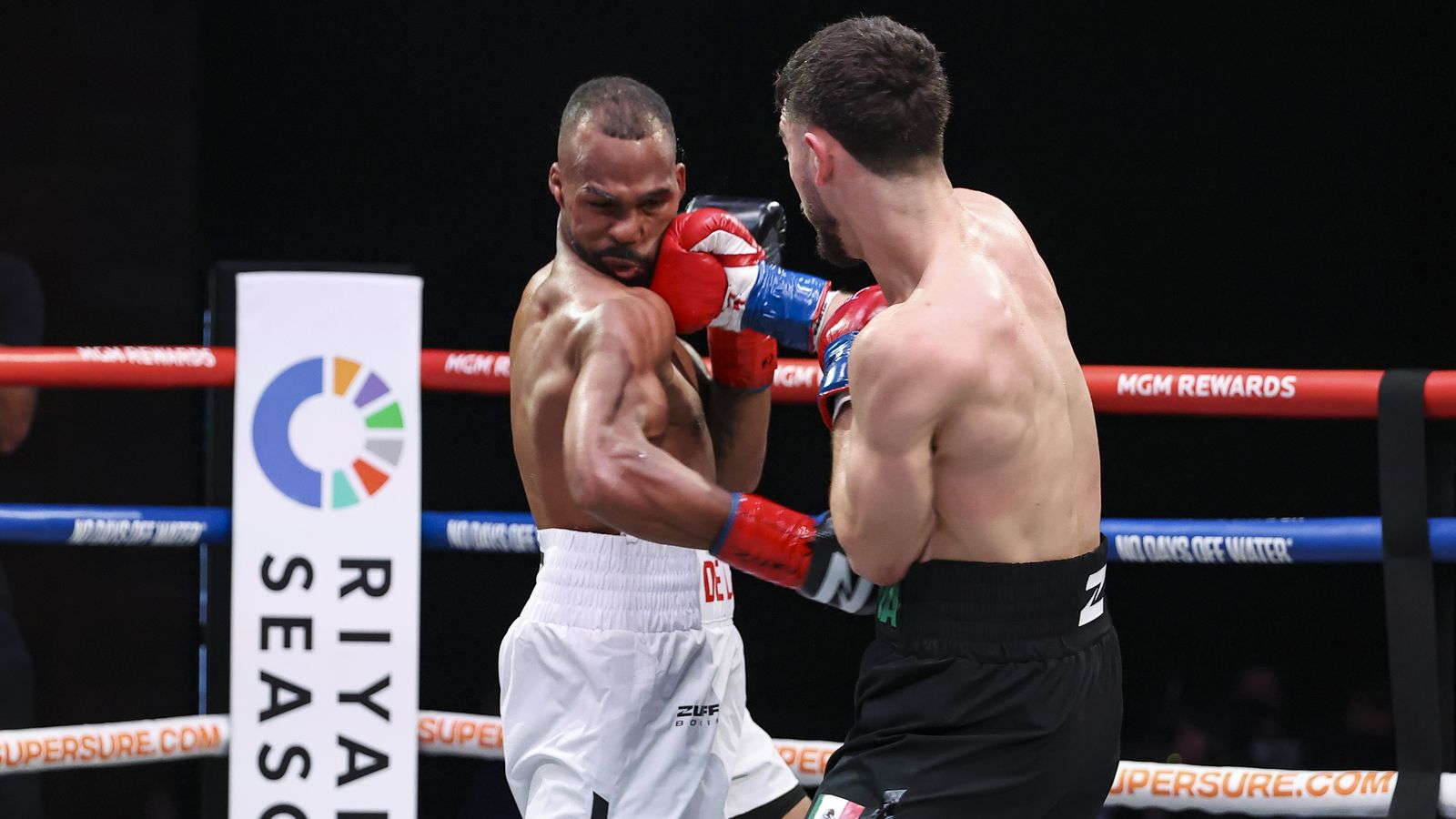 Rayo Valenzuela delivers a decisive right hand.