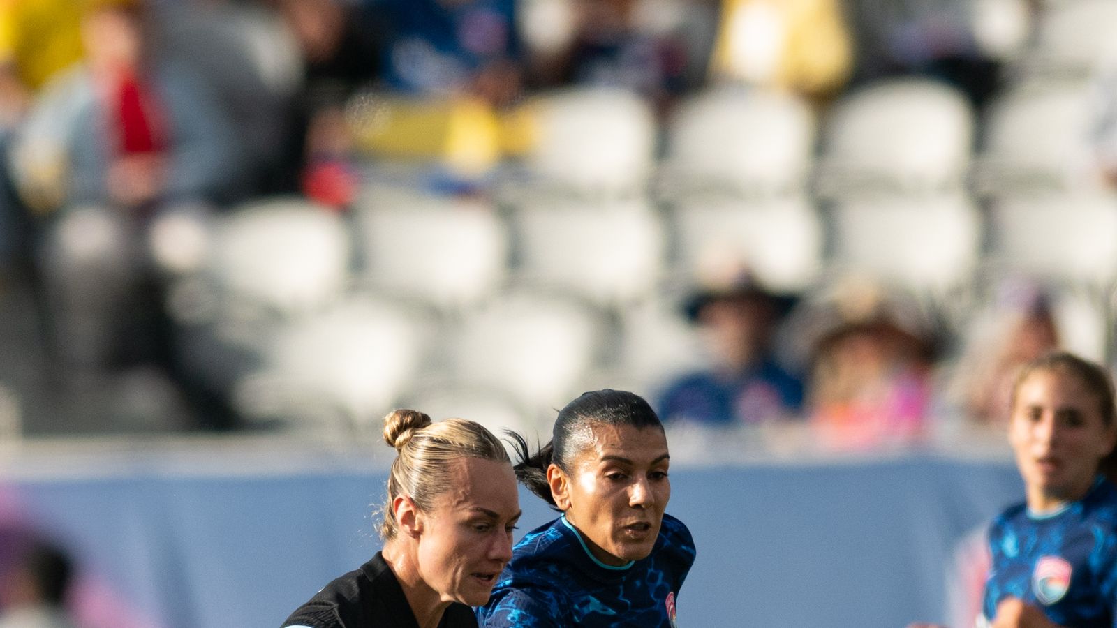 Kenza Dali fights for the ball against Jaelin Howell in NWSL action
