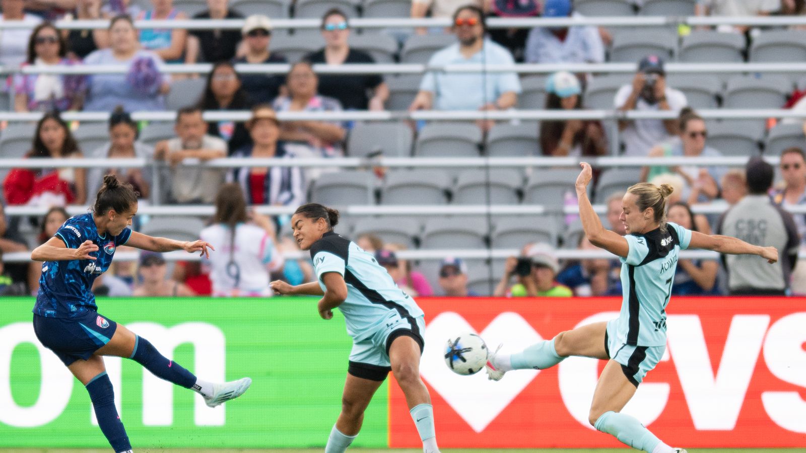 Gabi Portilho attempts a goal in NWSL showdown