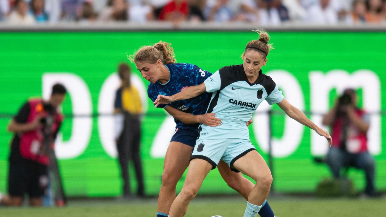 Kimmi Ascanio plays tough defense in NWSL match