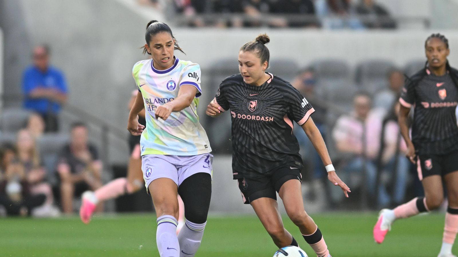 Carina Lageyre fights for ball control against Rafaelle