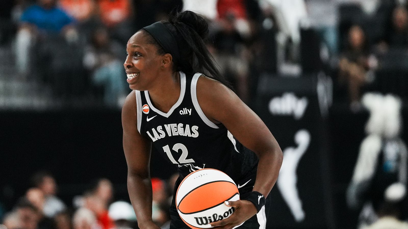 Chelsea Gray focused during a game against the Fever