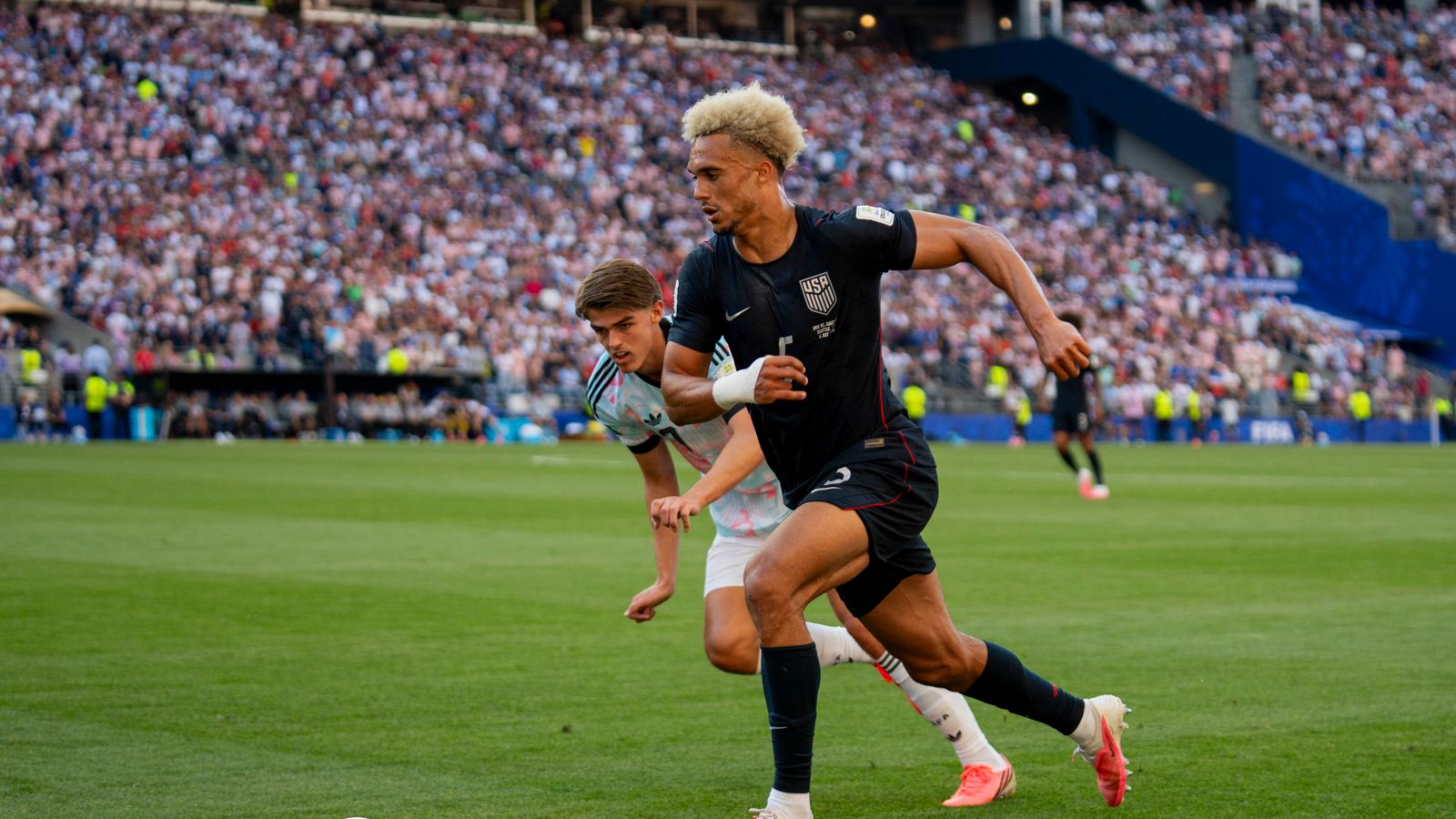 Antonee Robinson outmaneuvers a defender in the World Cup match.