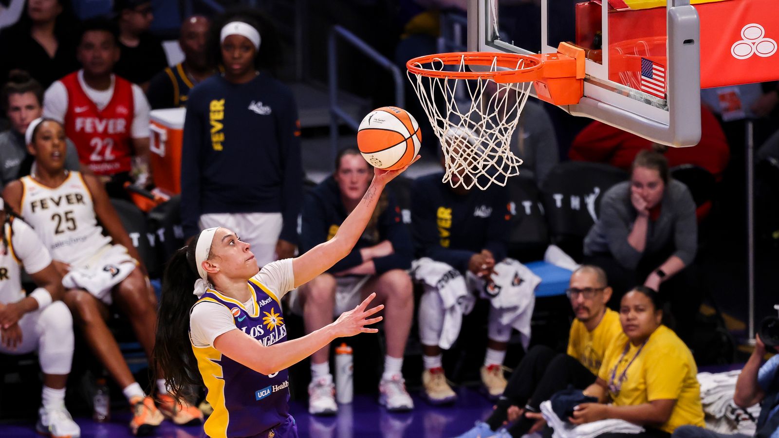 Dearica Hamby makes a layup in WNBA game vs. Indiana Fever