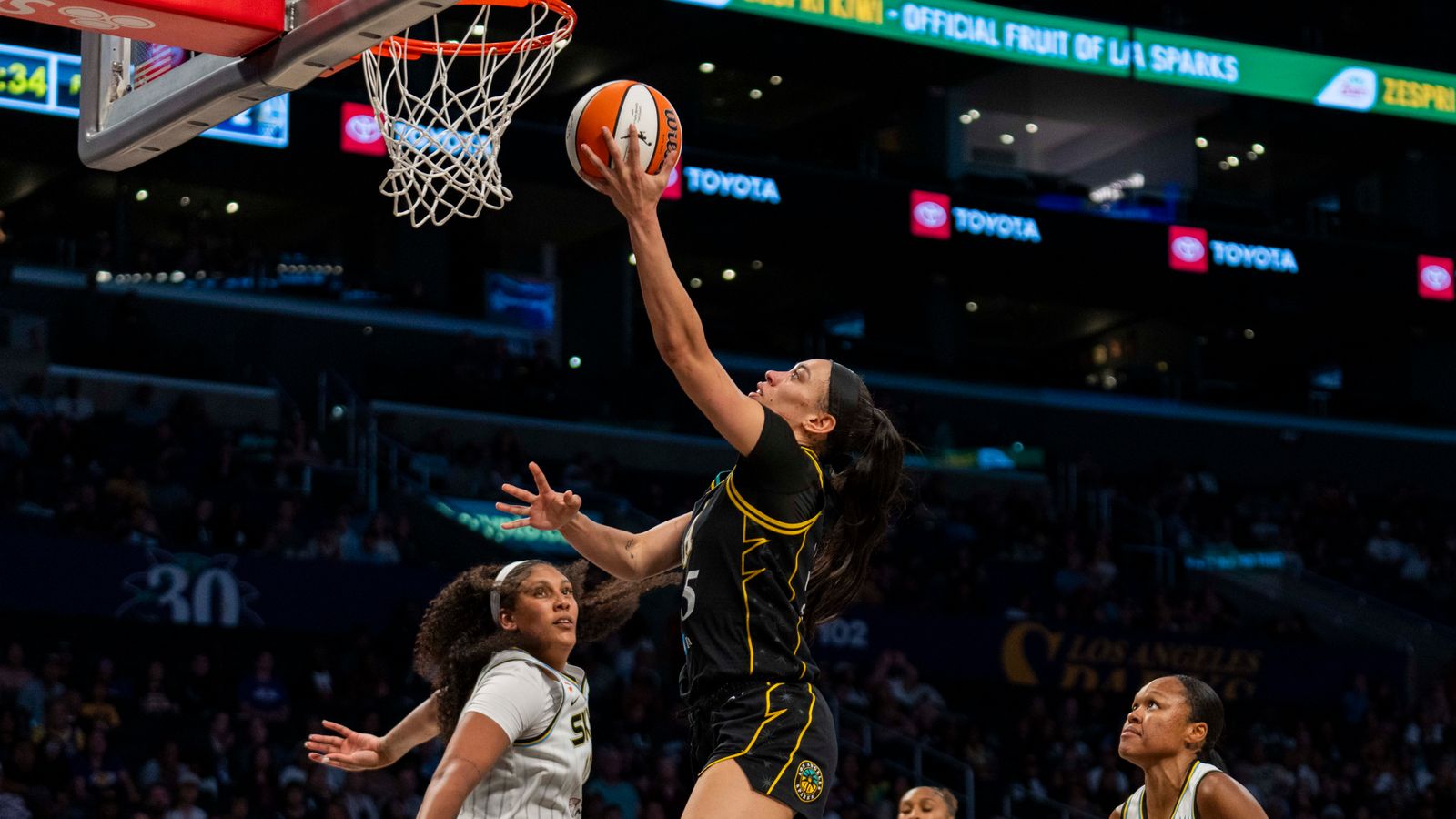 Dearica Hamby Scores Layup for Sparks vs Sky
