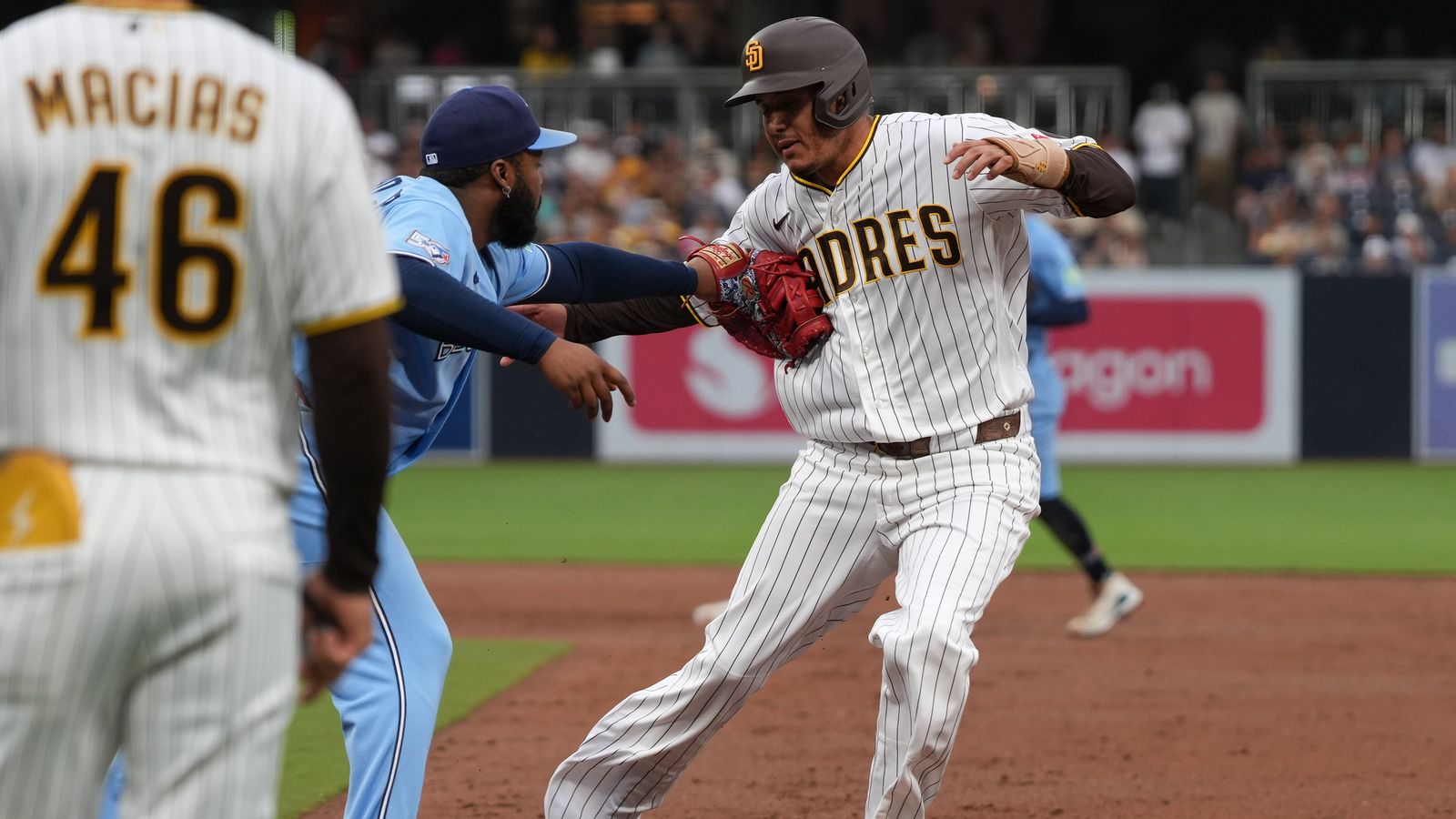 Guerrero Jr. makes crucial out against Manny Machado