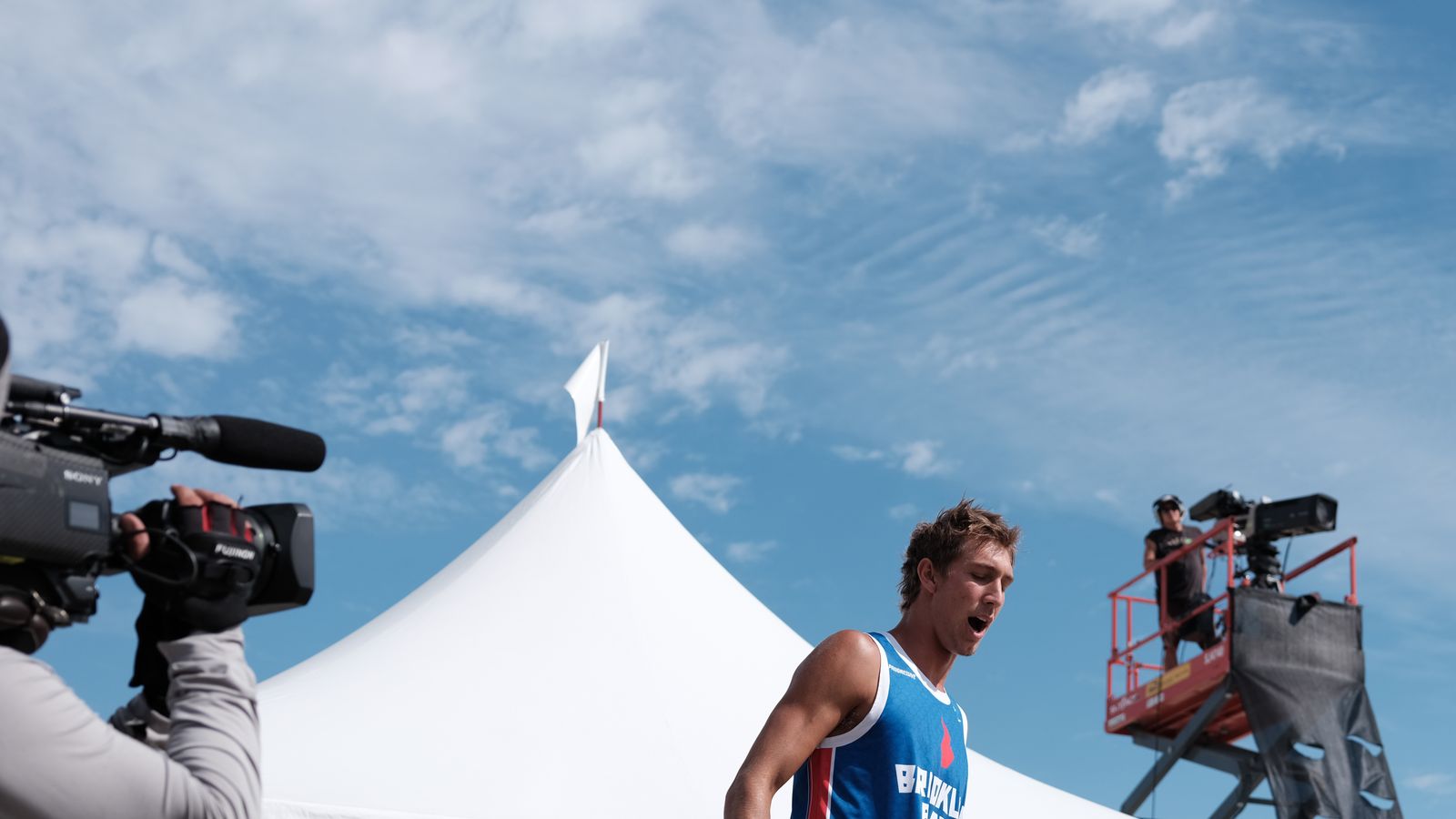 Derek Bradford makes a grand entrance at AVP Long Beach