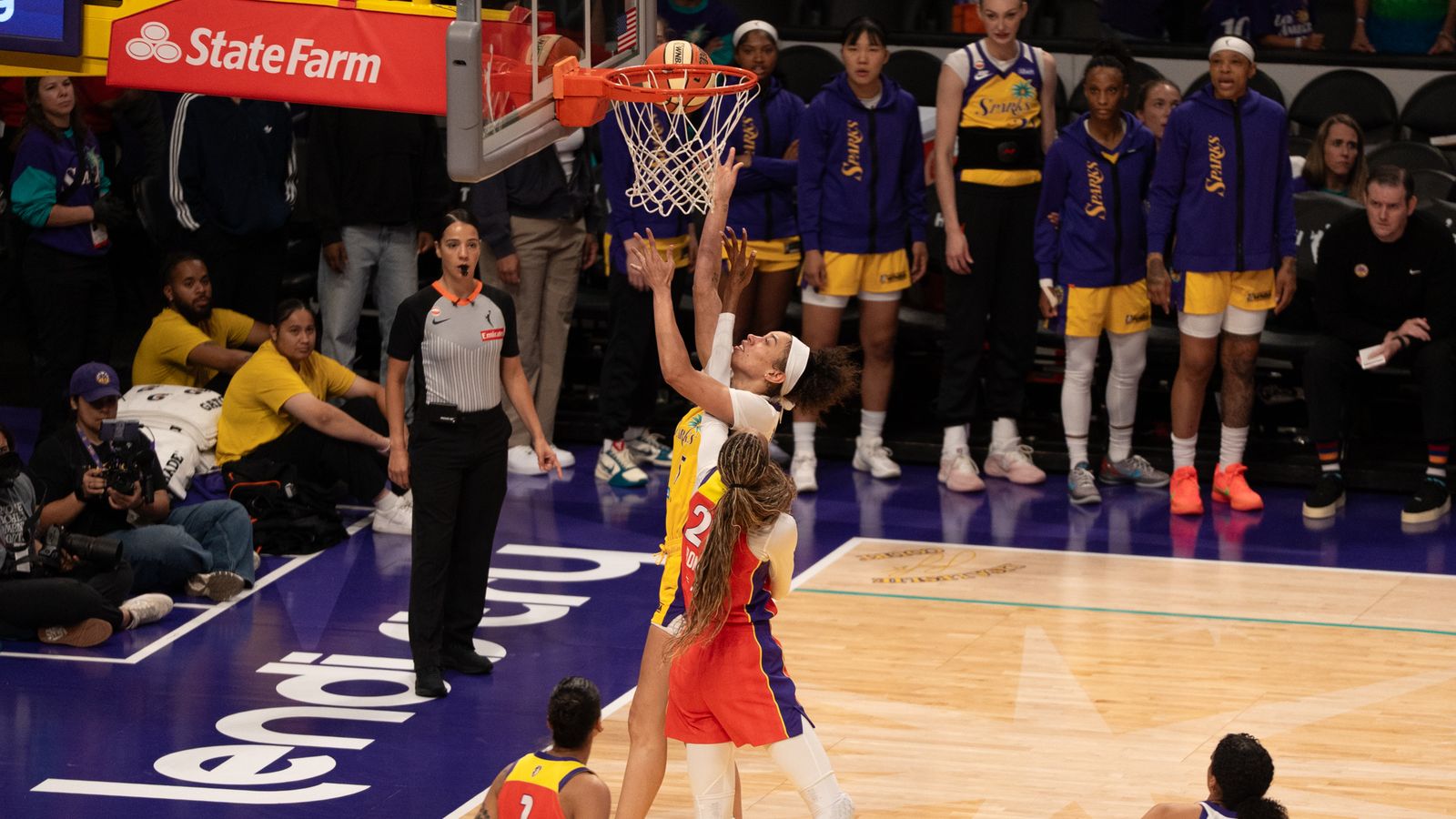 Dearica Hamby scores a contested layup against Mercury