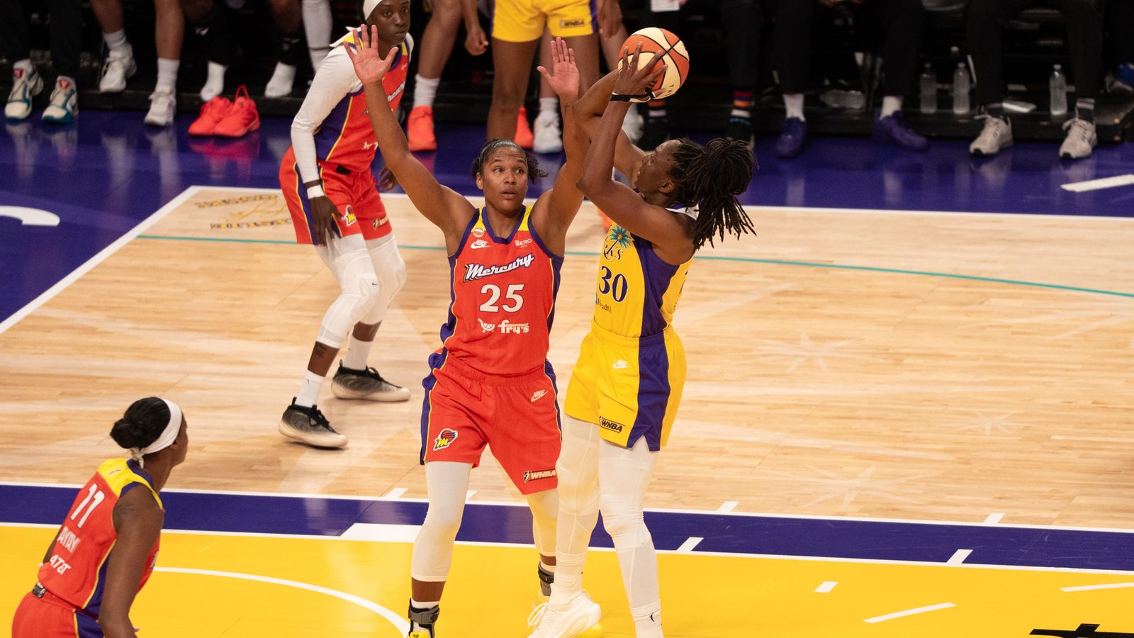 Nneka Ogwumike scores on a pull up jumper vs. Mercury
