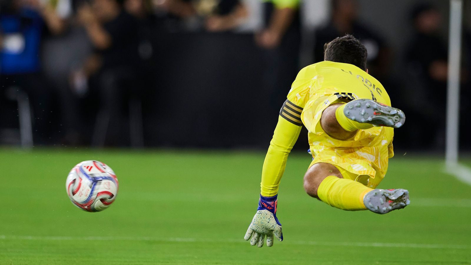 Hugo Lloris makes a dive in MLS game for LAFC