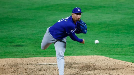 Edgardo Henriquez pitches in the Dodgers vs Phillies game