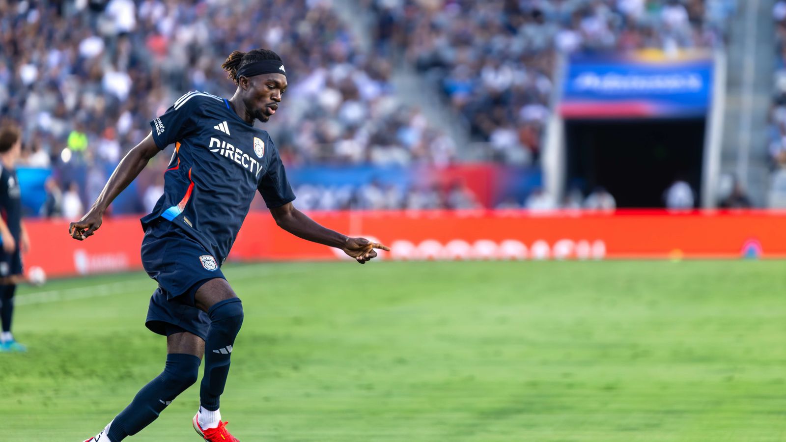 Manu Duah controls the ball in a tight MLS match against FC Dallas.