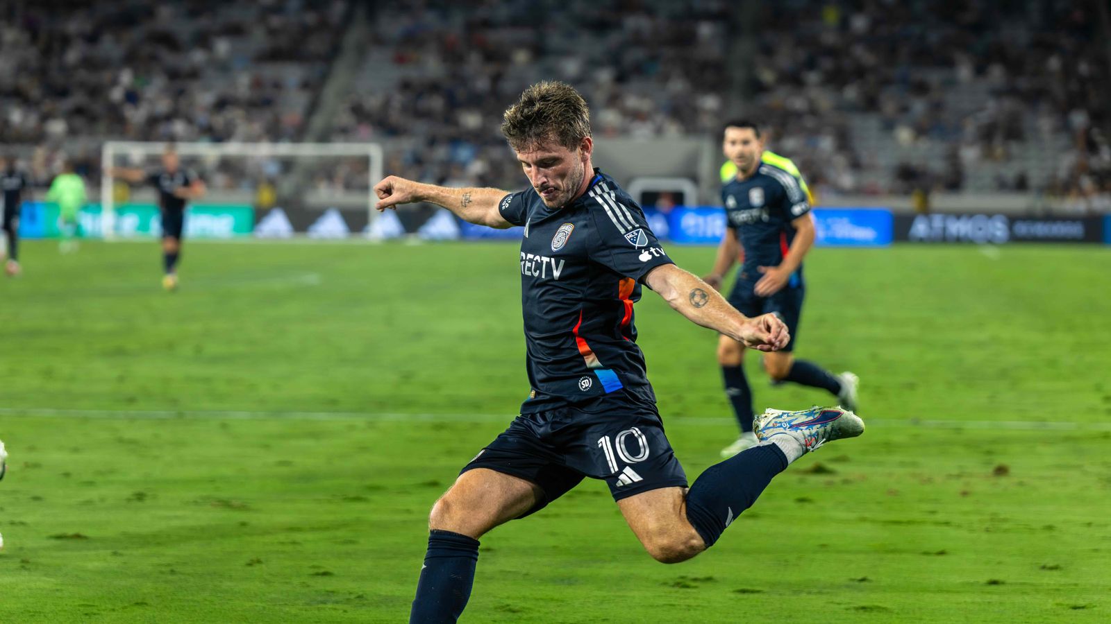 Anders Dreyer sends a cross during a crucial phase of the game.