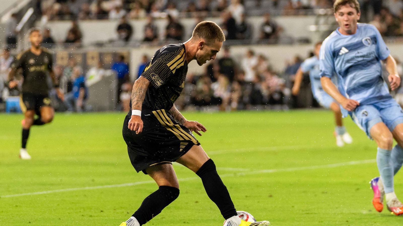 Tyler Boyd passing during the LAFC vs KC Sporting match
