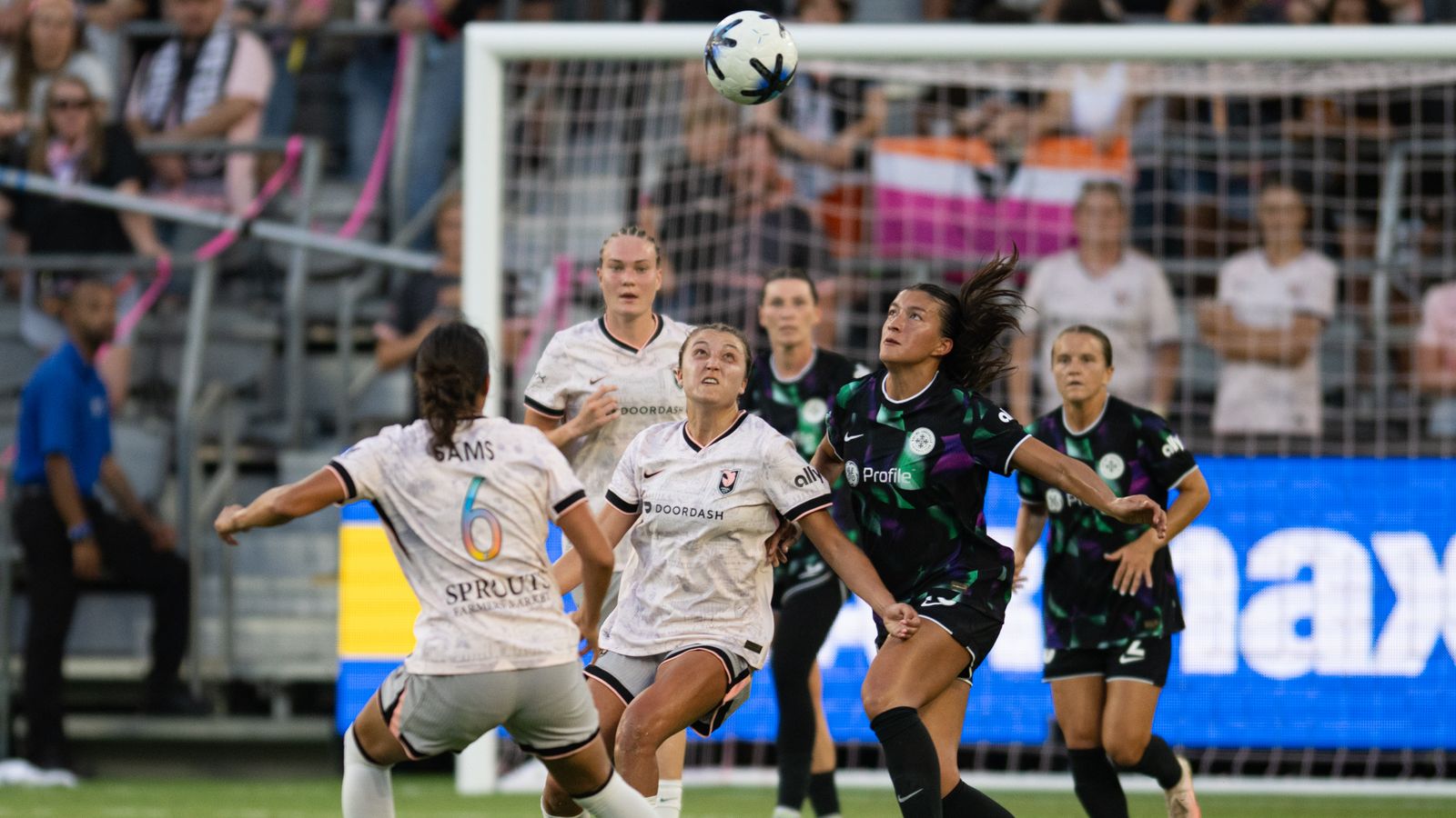 Carina Lageyre fights for possession in midfield