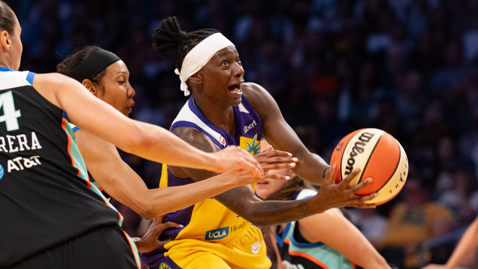 Tonie Morgan drives through NY Liberty defense at Crypto.com Arena