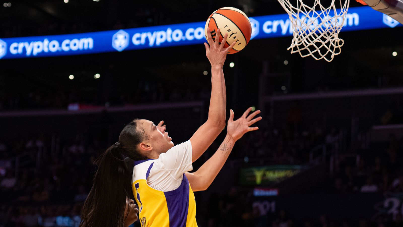Dearica Hamby scores under the rim in a close WNBA game
