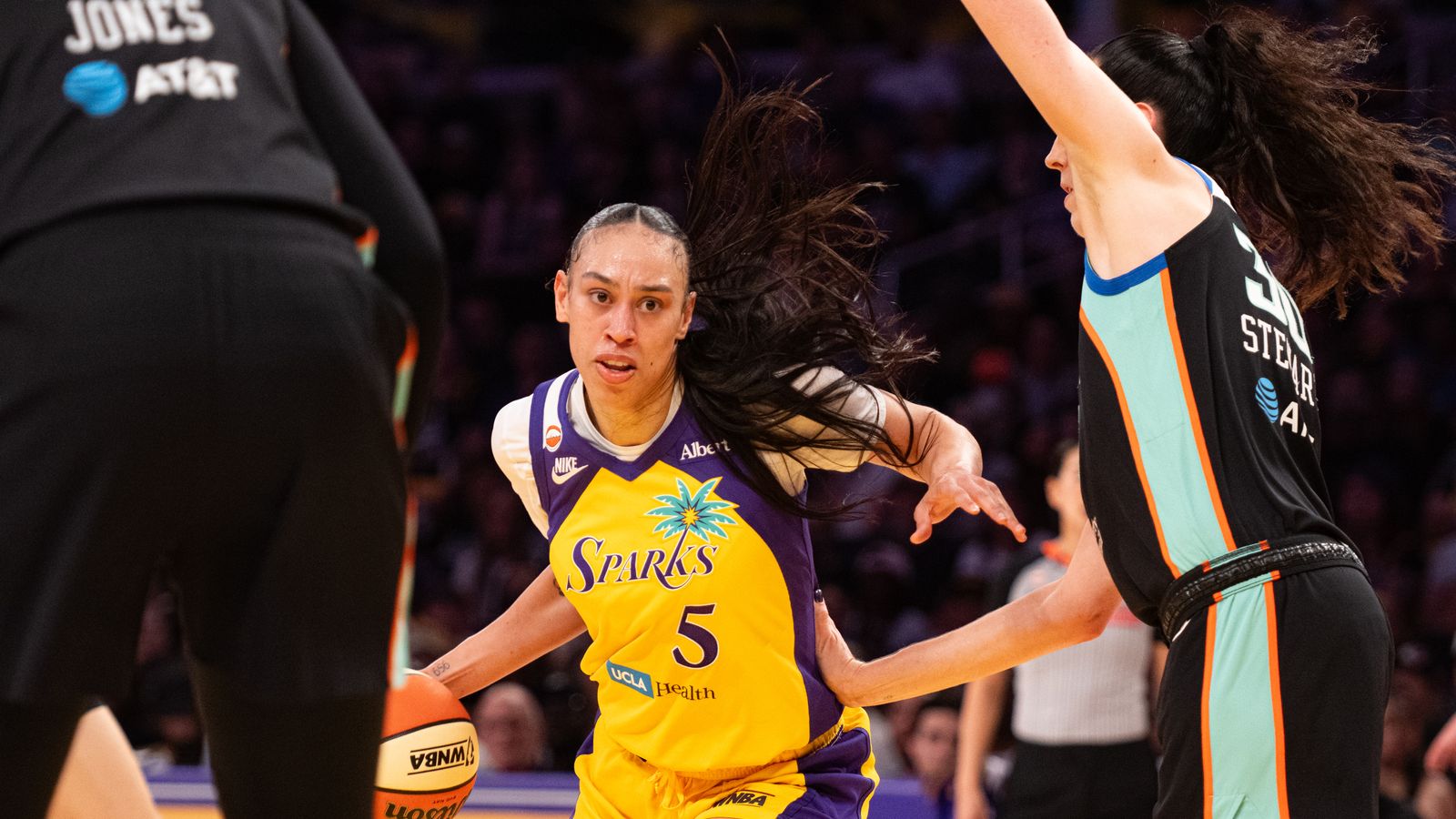 Dearica Hamby makes a strategic move to the basket