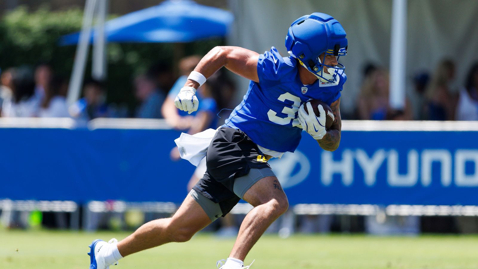 Dean Connors #33 Carries the Ball at Rams Training