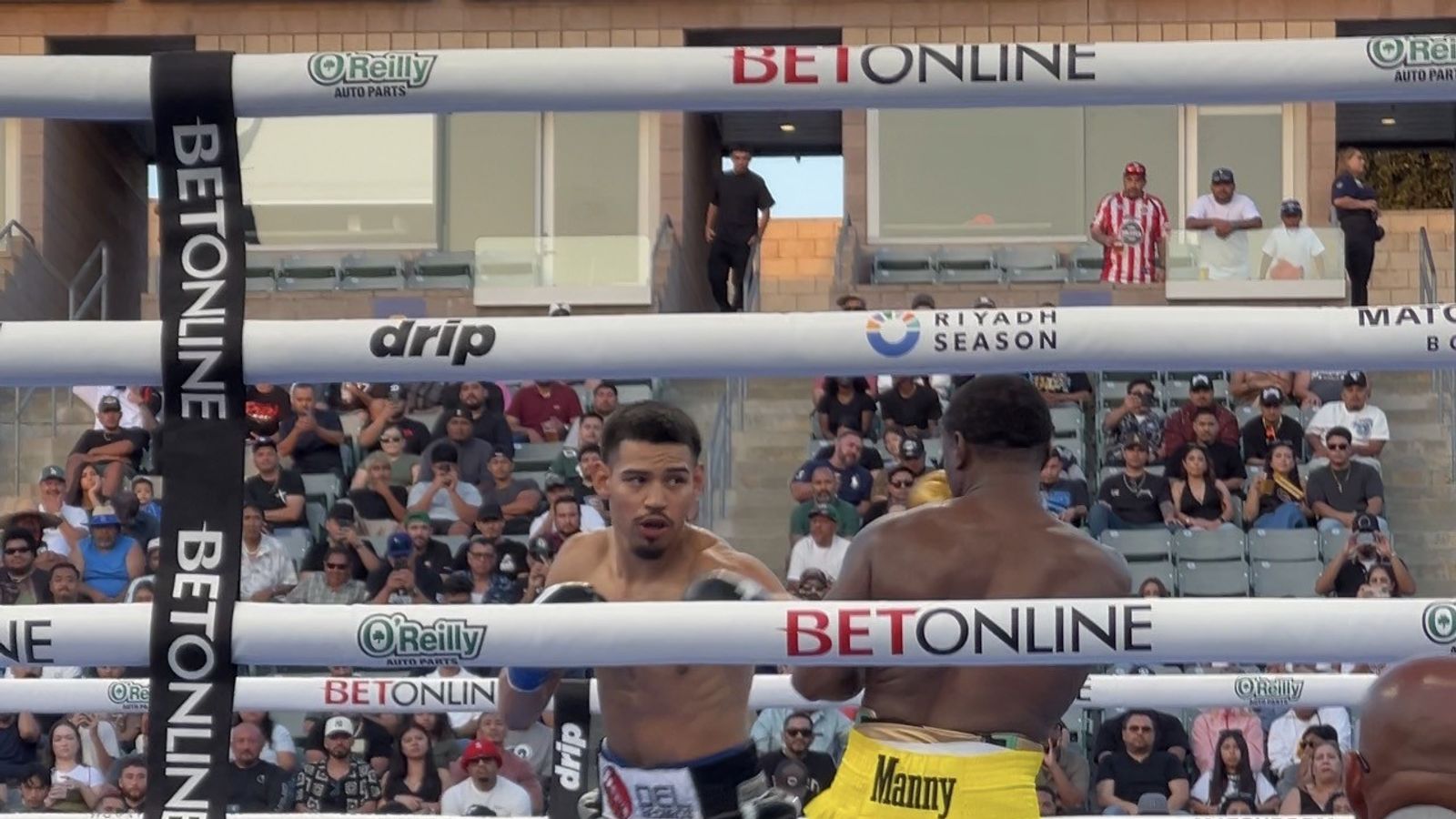 Early exchanges between Diego Pacheco and Immanuwel Aleem