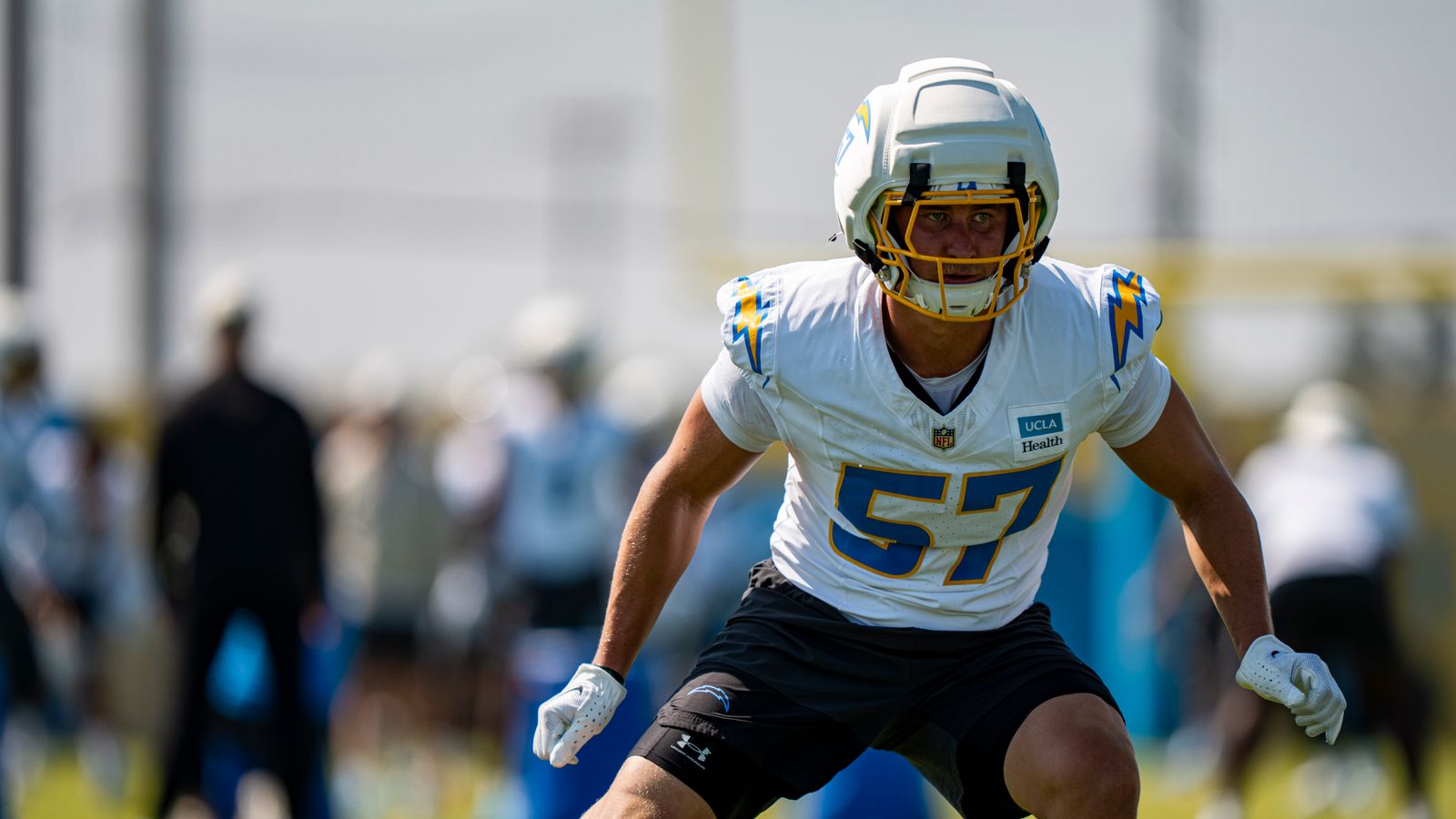 Lander Barton Participates in Chargers Training Camp