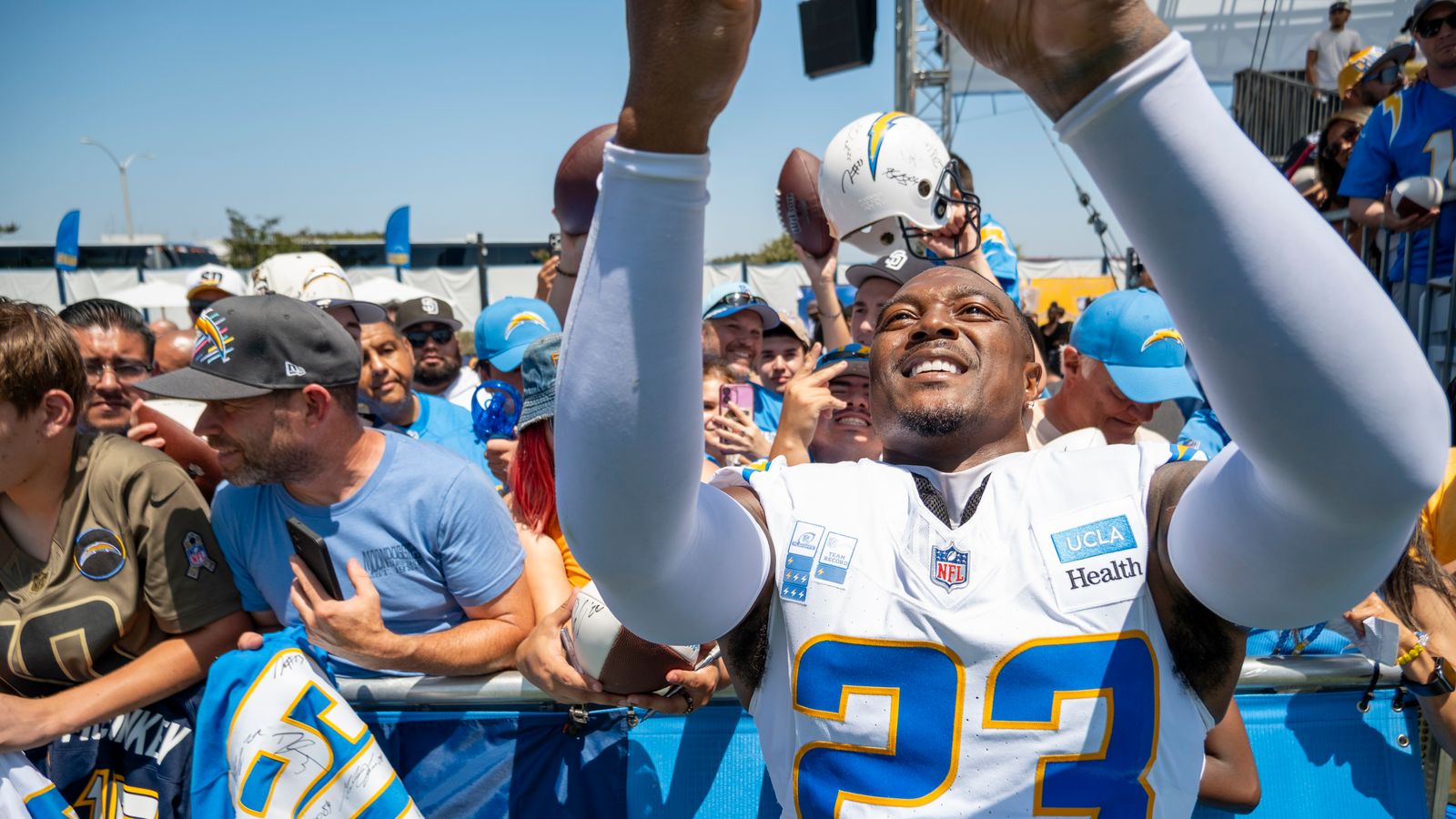 Tony Jefferson Interacts with Fans at Chargers Camp