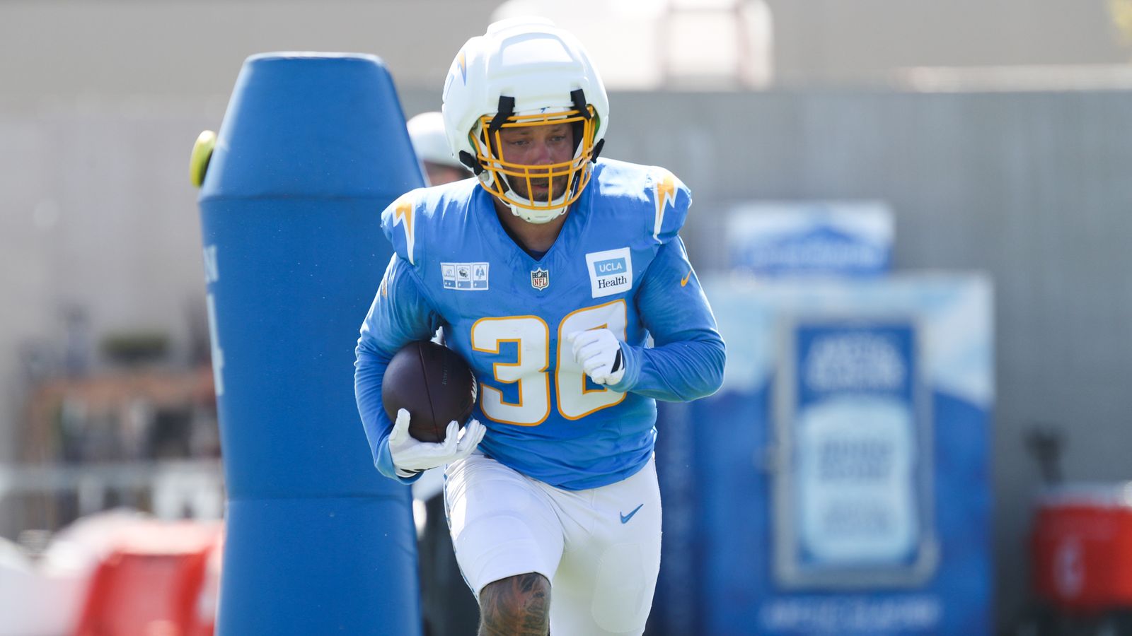 RB Alec Ingold in action during Chargers training camp drills