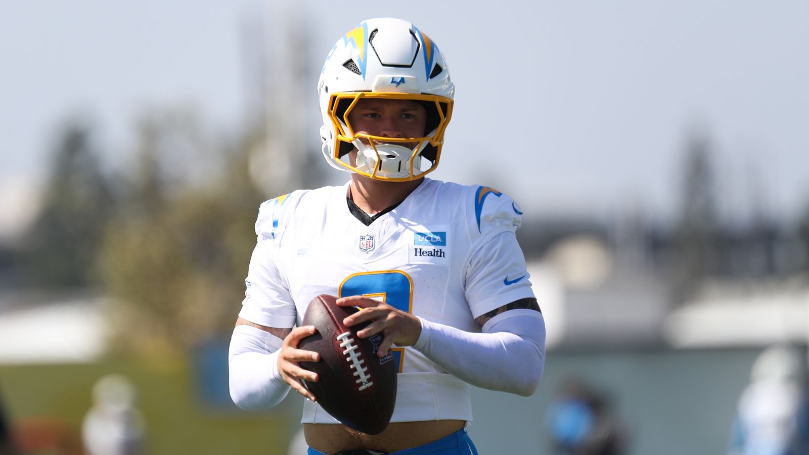 DB Elijah Molden practices defensive skills at Chargers camp
