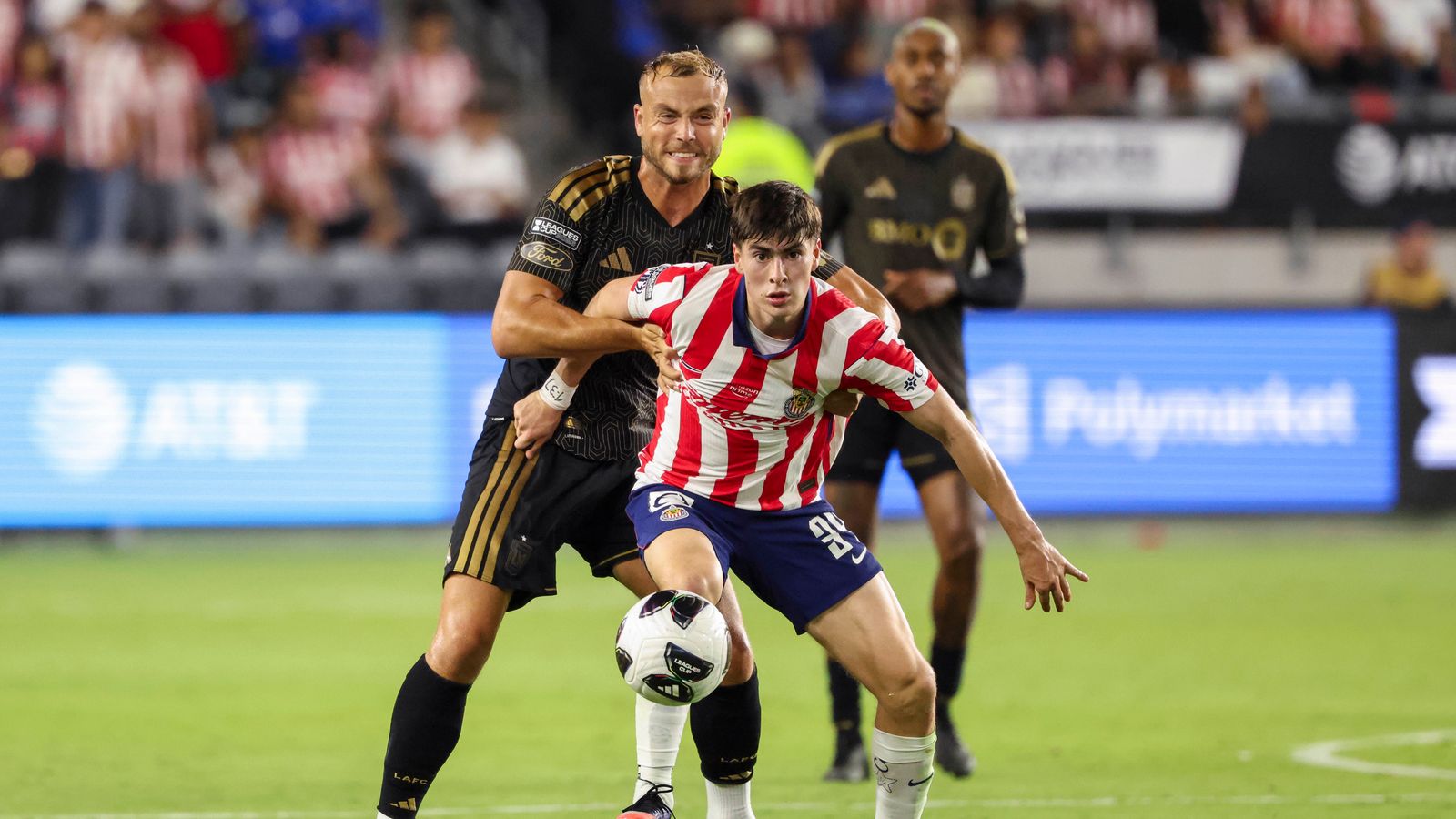 Ryan Porteous and Armando González vie for the ball