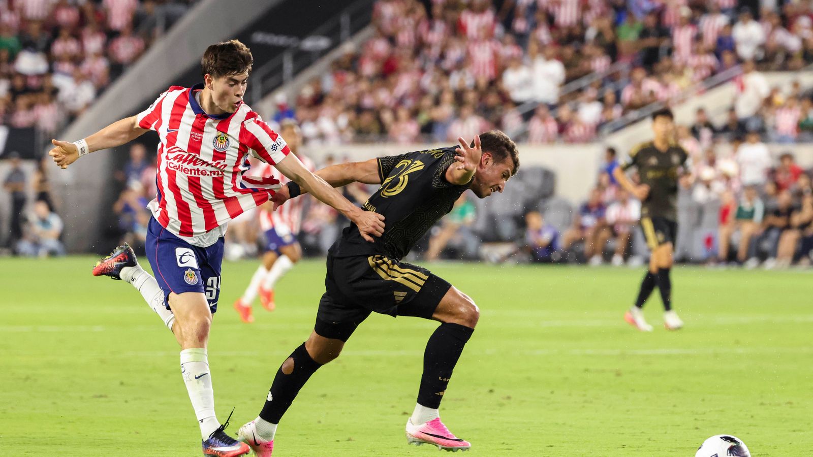 Chase for the ball between Armando González and Yevhen Cheberko