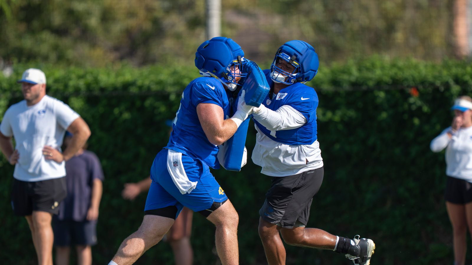 Steve Avila #73 in blocking drills at Rams training camp