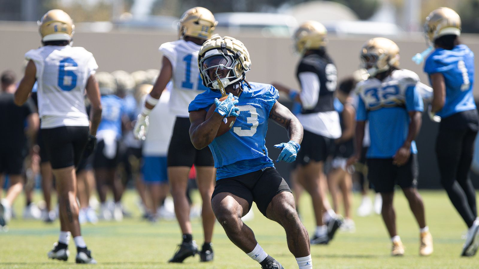 Wayne Knight fields a punt at UCLA practice.