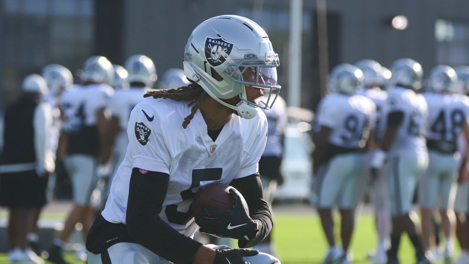 Eric Stokes sprints with the ball at Raiders Training Camp
