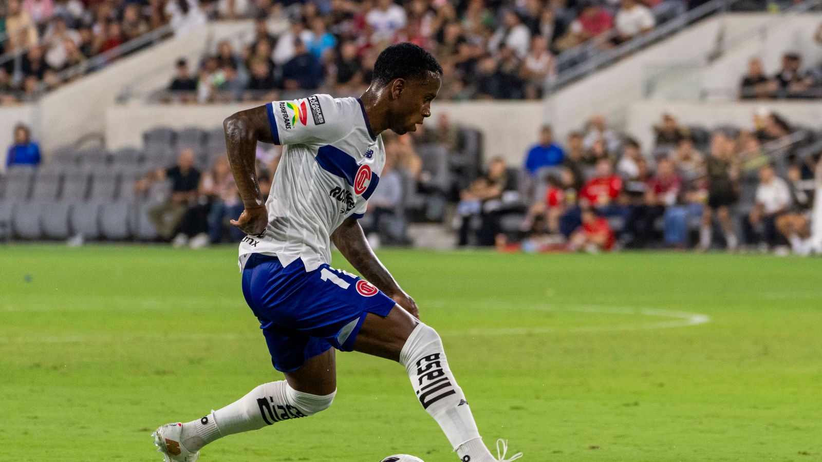 Helinho dribbles past a defender in Leagues Cup action
