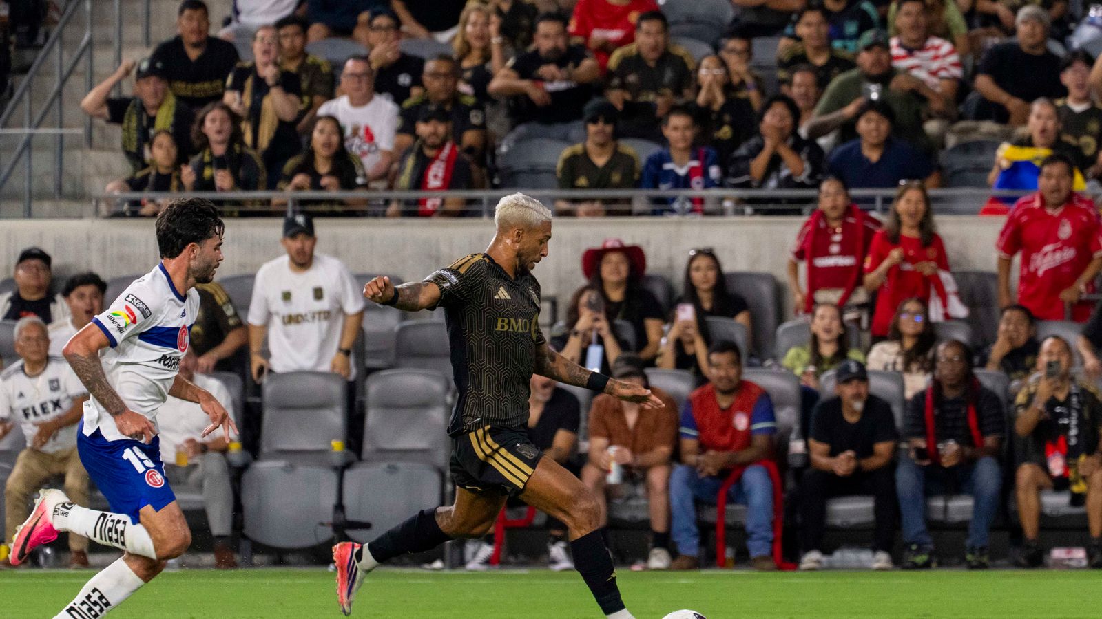 Denis Bouanga aims for goal in match against Toluca FC