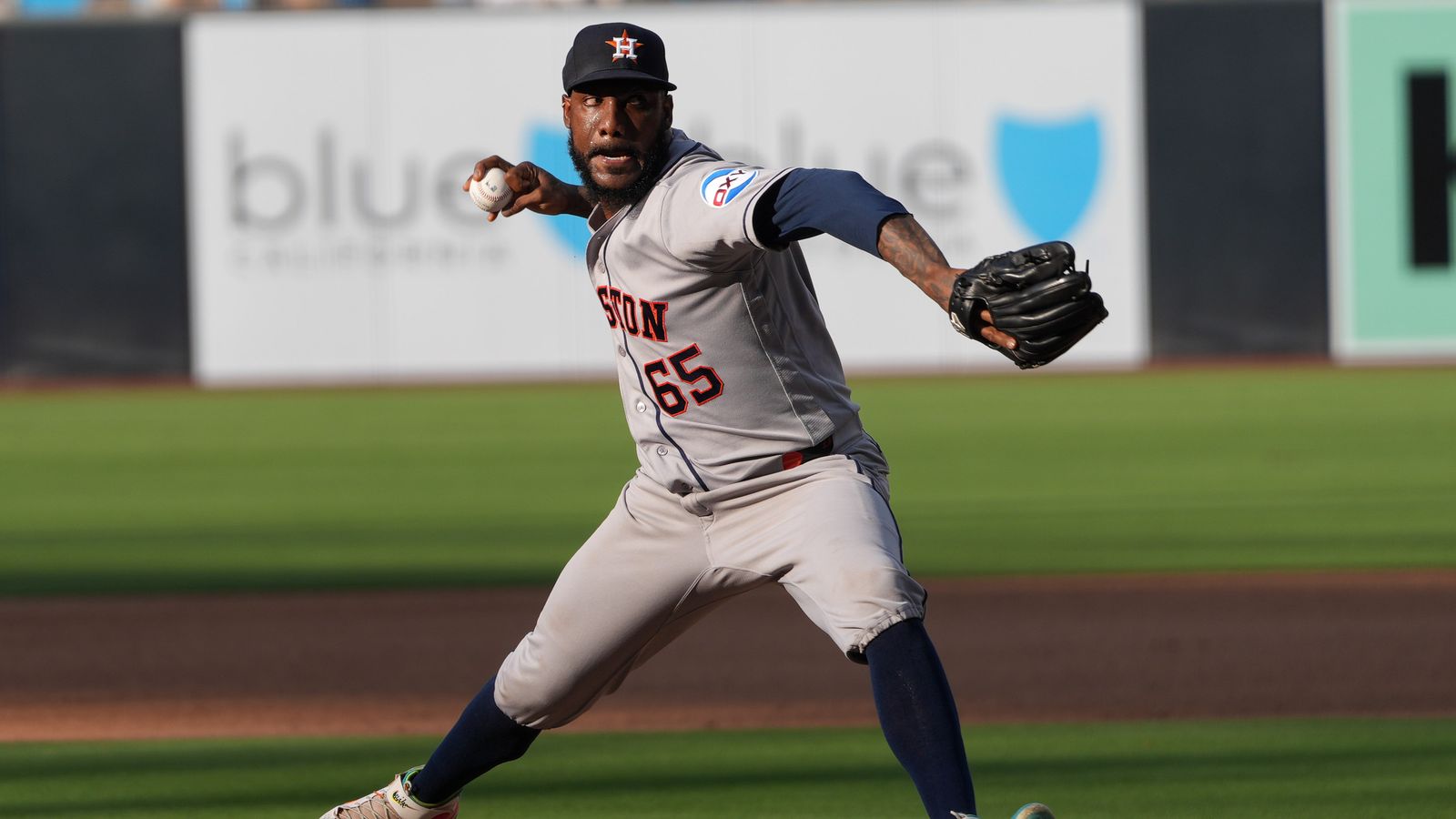 Enyel De Los Santos pitches during Padres game