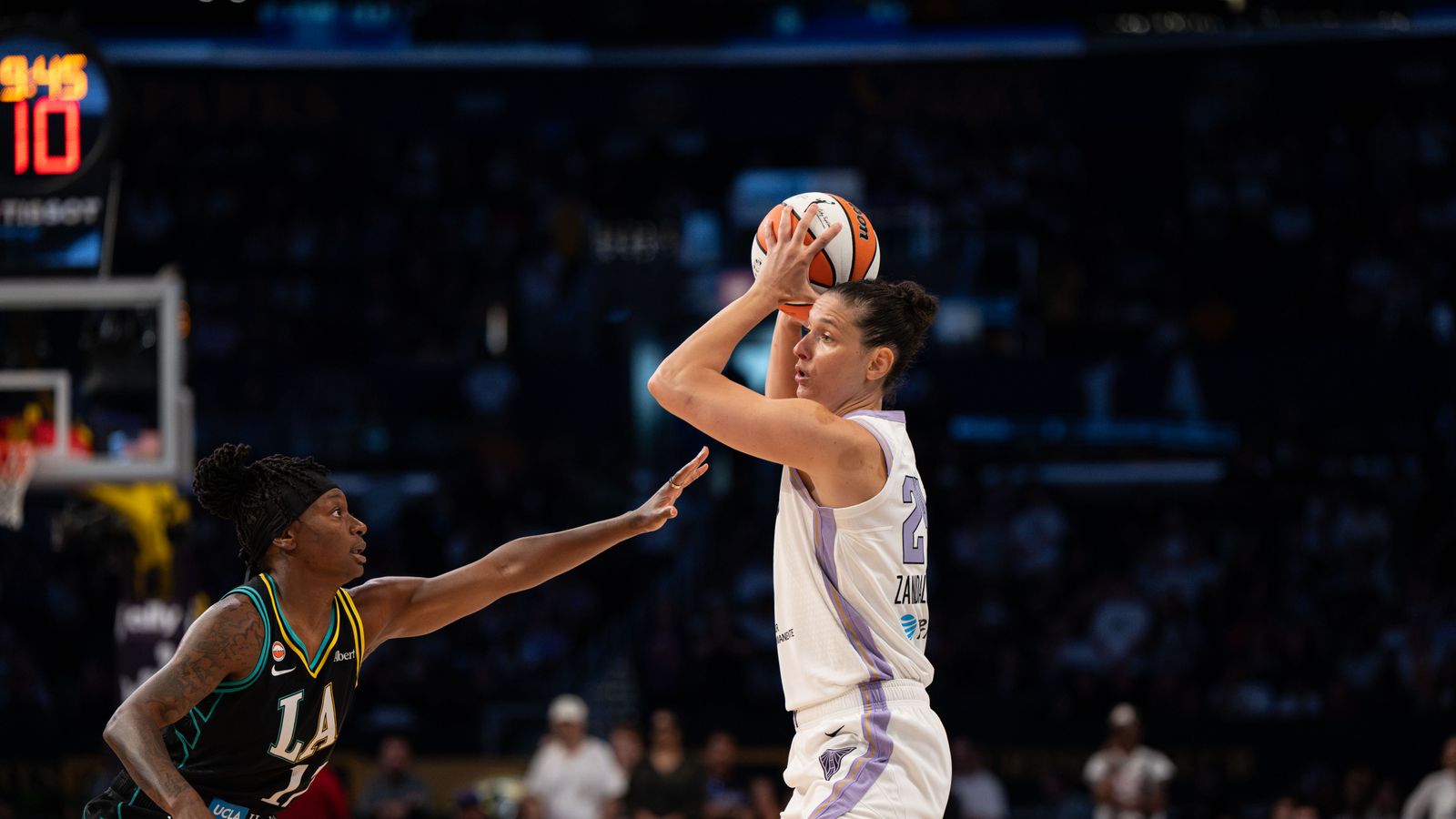 Cecilia Zandalasini assists in a pivotal WNBA game moment.