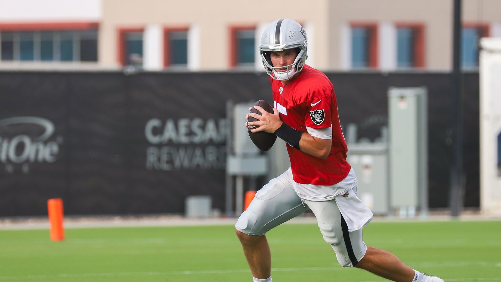 QB Fernando Mendoza runs with the ball at Raiders Training Camp