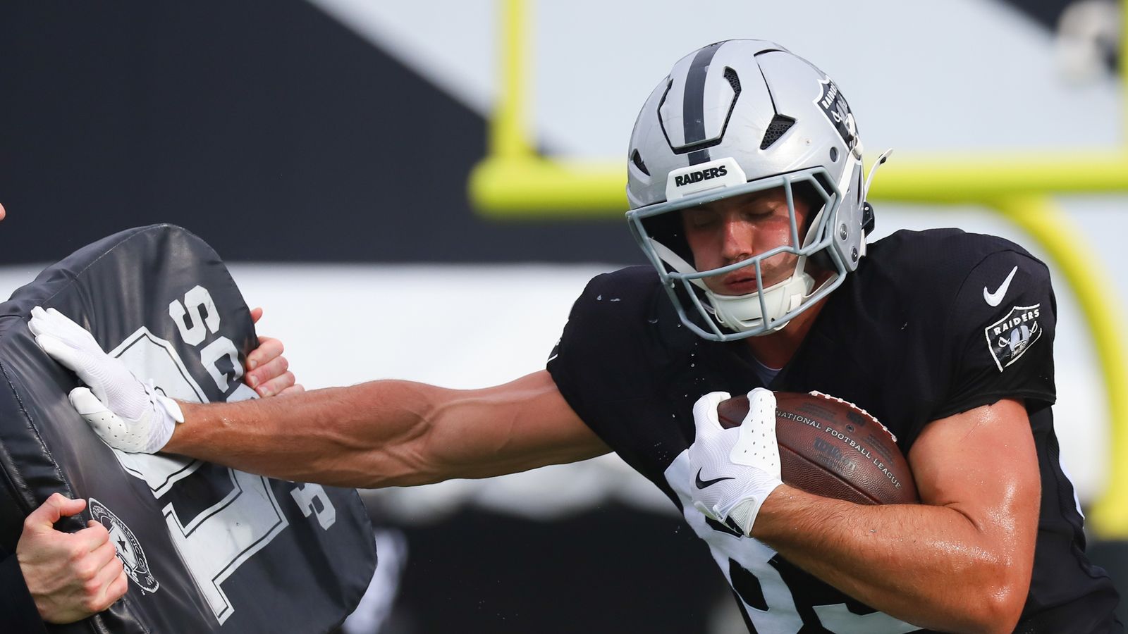 TE Brock Bowers in action at Raiders Training Camp
