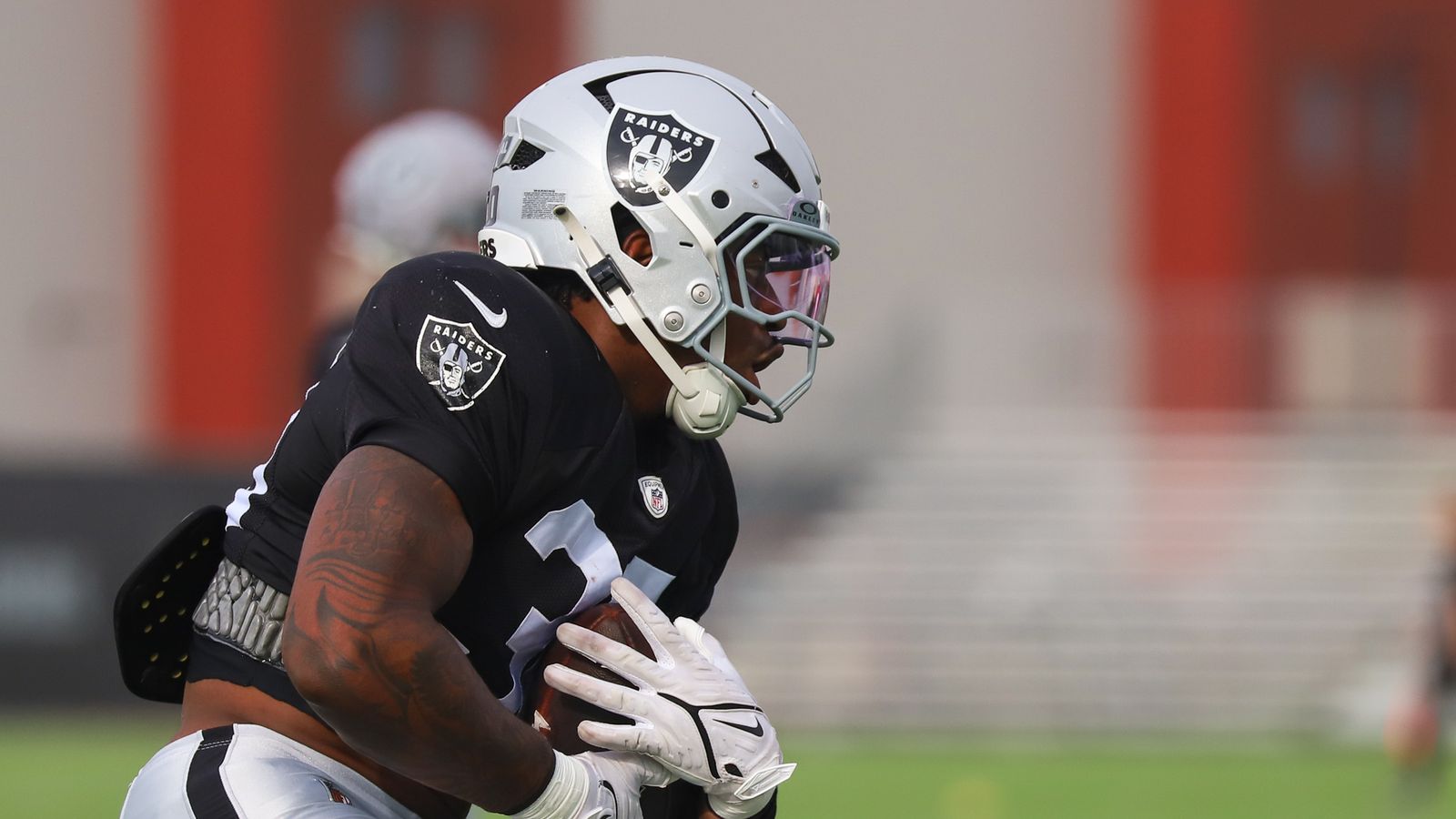 RB Mike Washington Jr. runs with the ball at Raiders Training Camp
