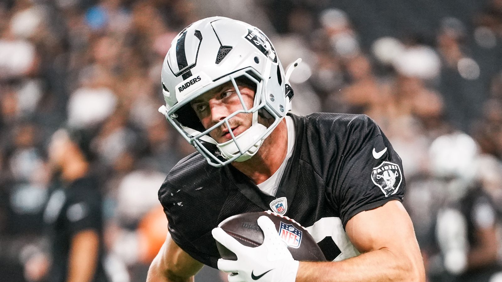 Brock Bowers (89) runs during Raiders practice at Allegiant Stadium