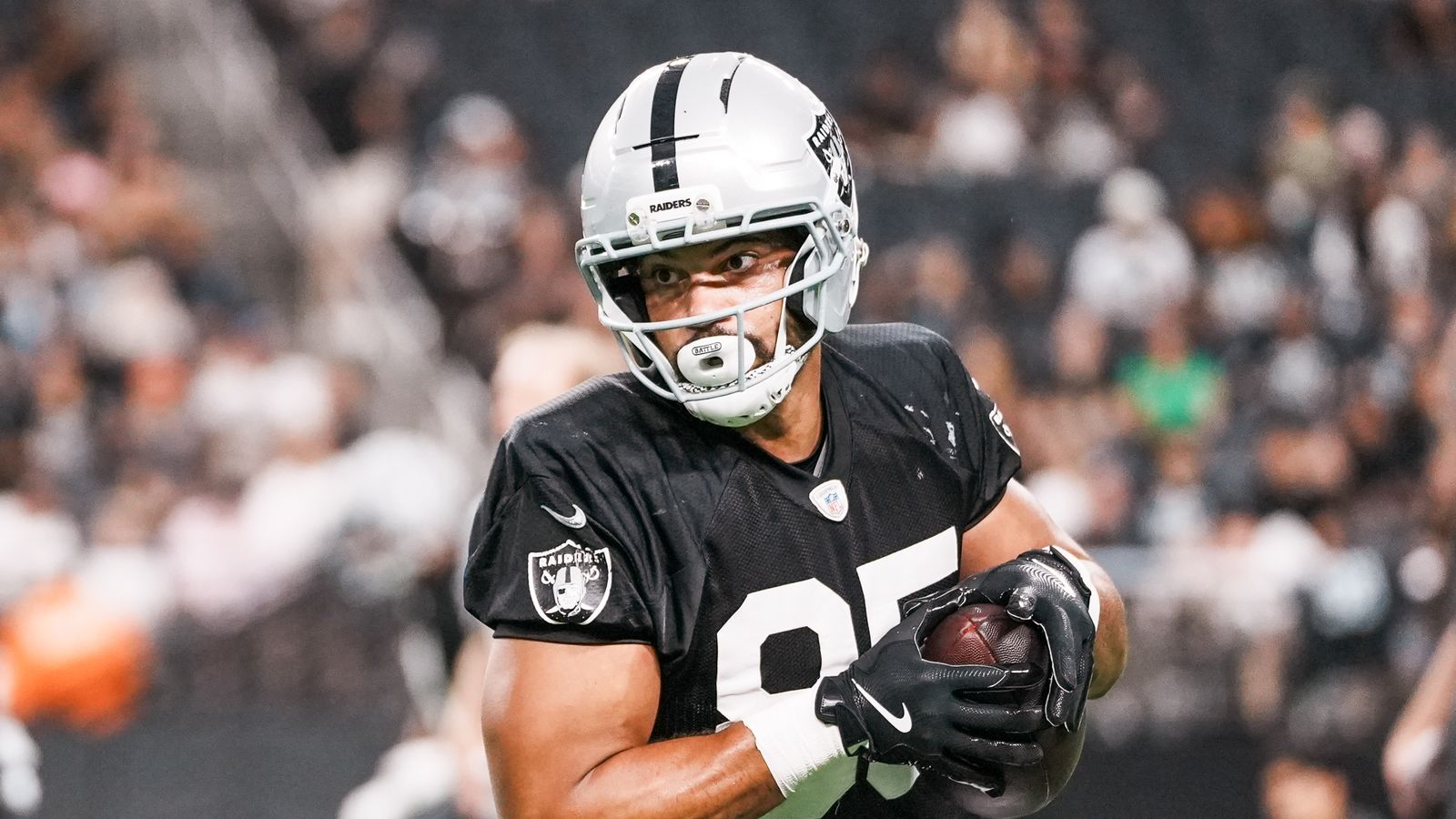 Albert Okwuegbunam (85) runs with the ball at Raiders practice