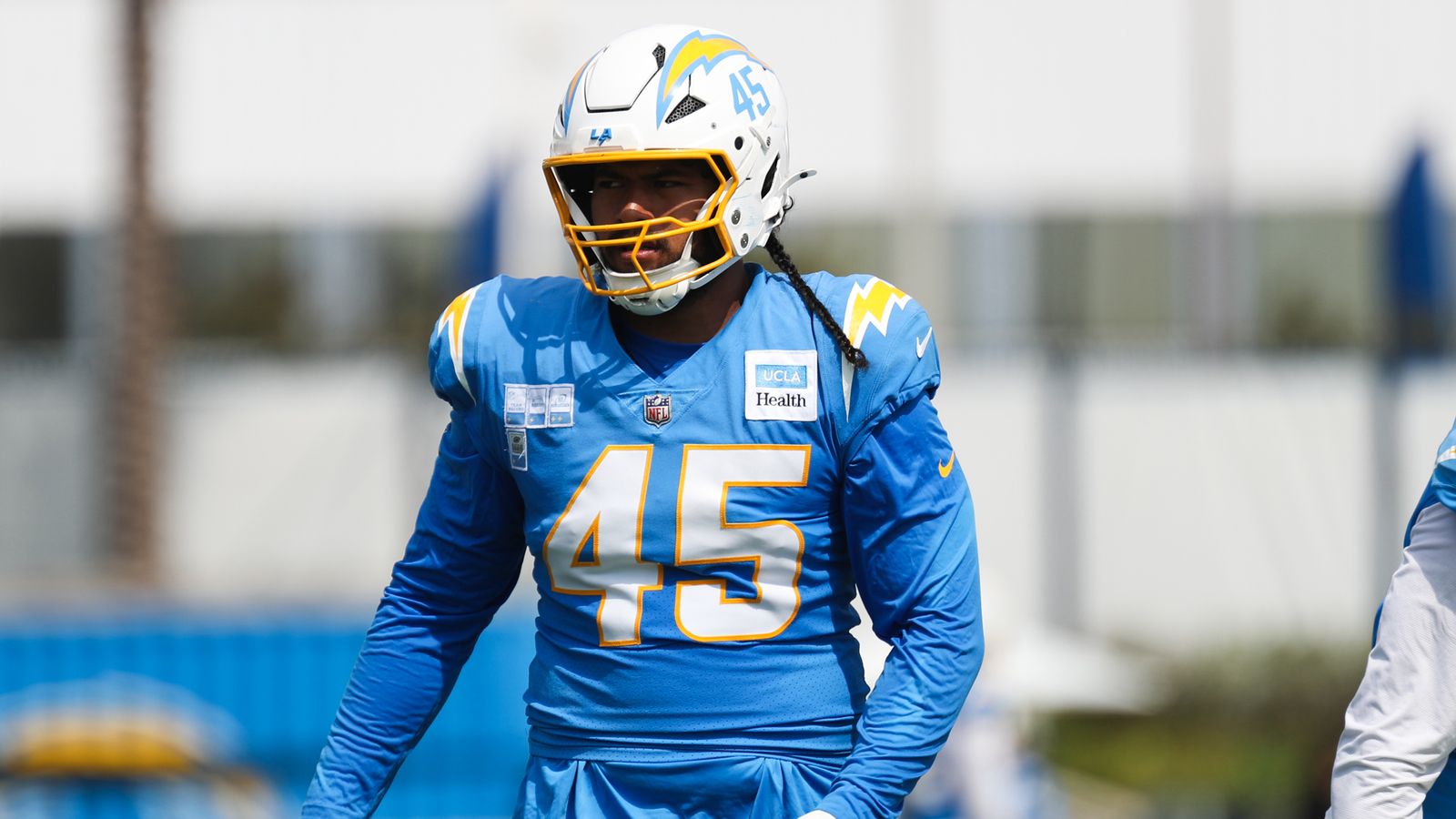 Tuli Tuipulotu Observes Teammates at Camp