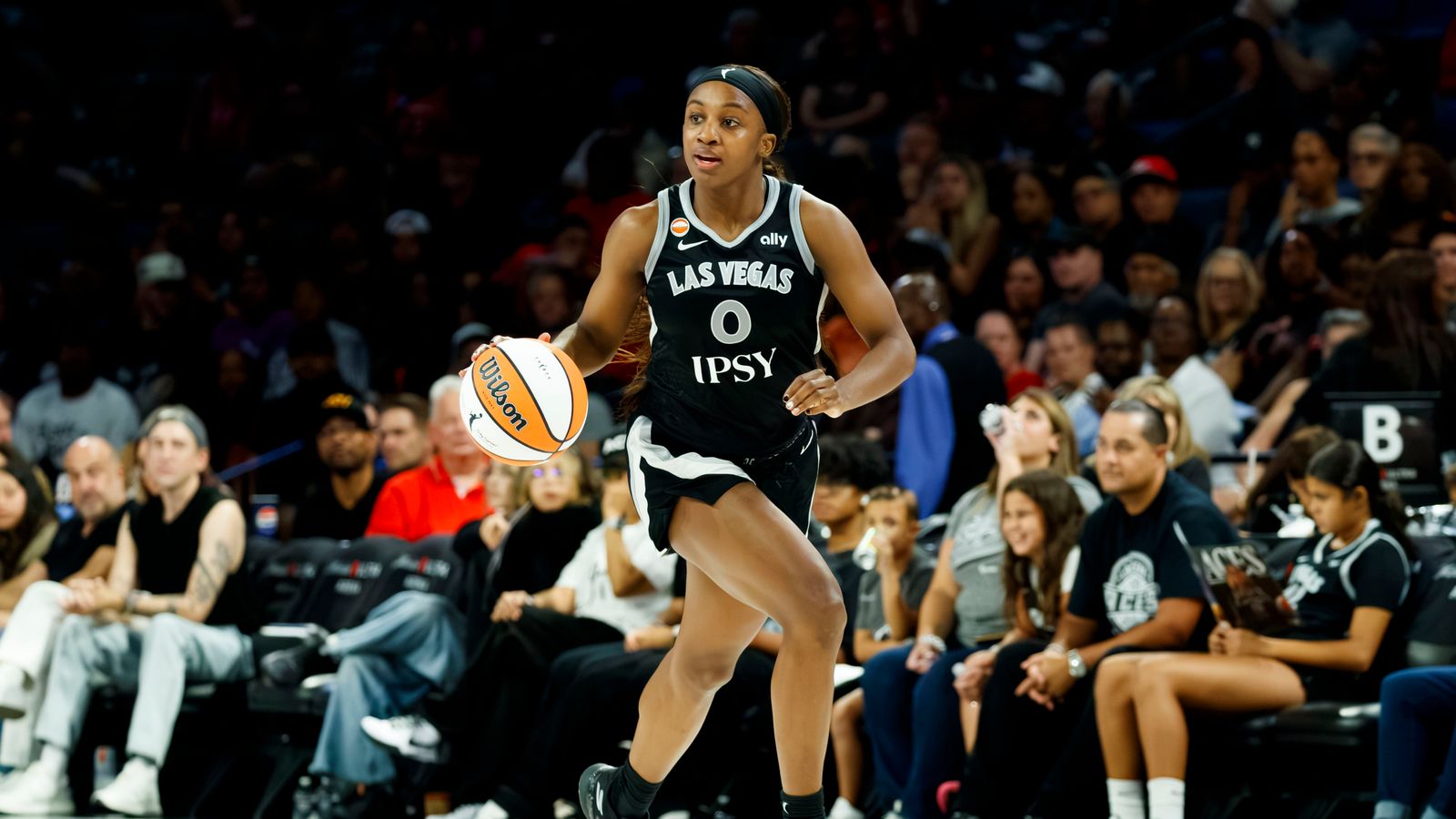 Jackie Young dribbles down court in WNBA game against the Mystics