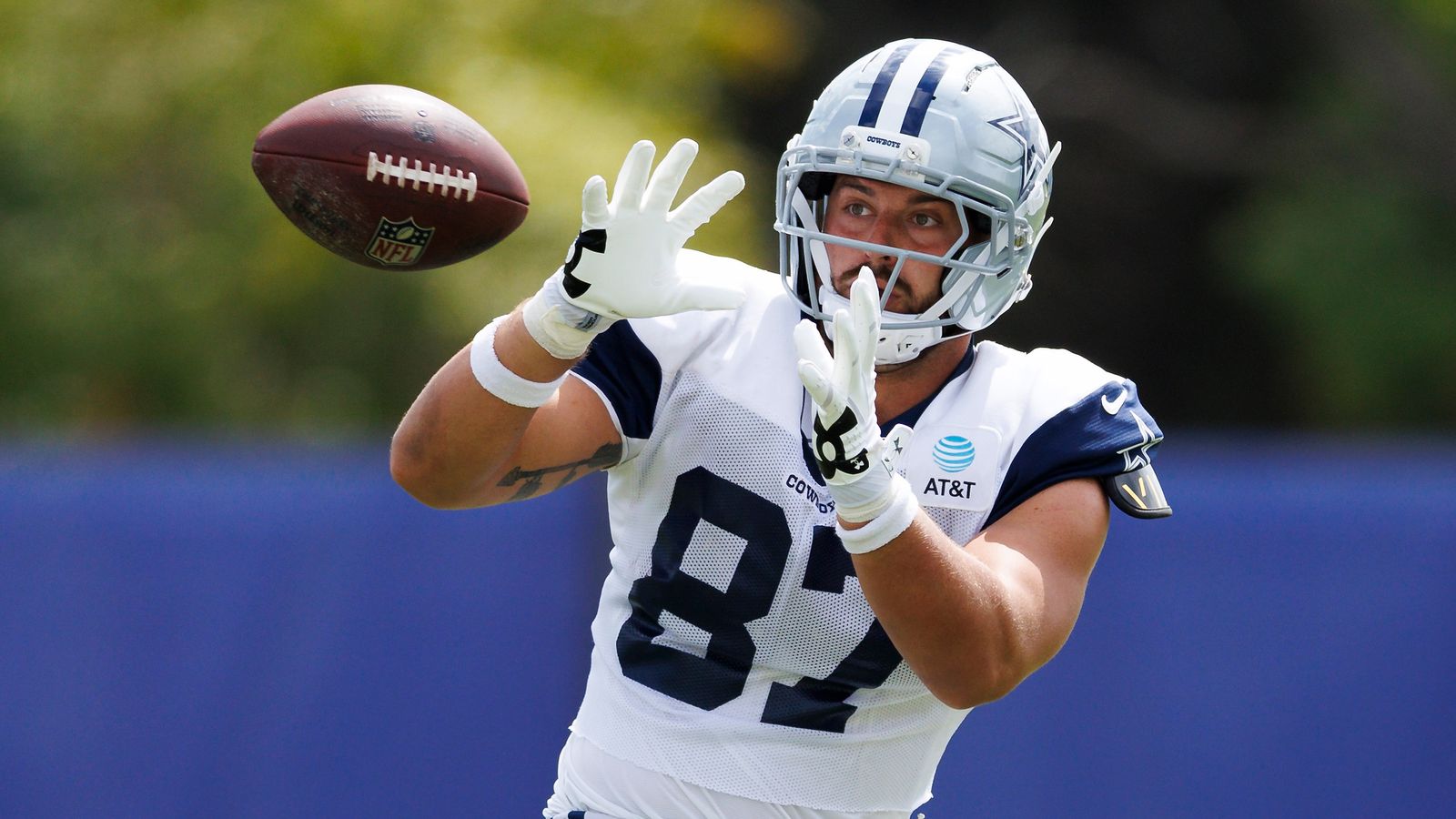 Jake Ferguson catches the ball during Cowboys-Rams joint practice