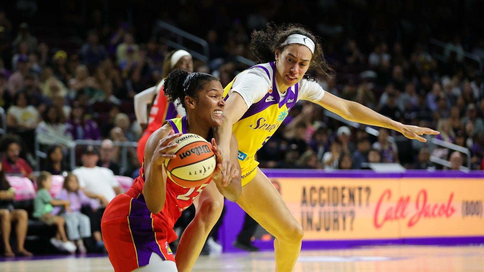 Dearica Hamby defends against Alyssa Thomas in WNBA game