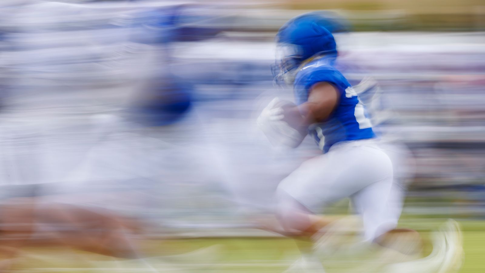 Ronnie Rivers runs with the ball at Cowboys-Rams joint practice